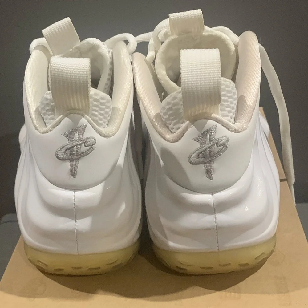 Men’s White Foamposite Sneakers Sz.7